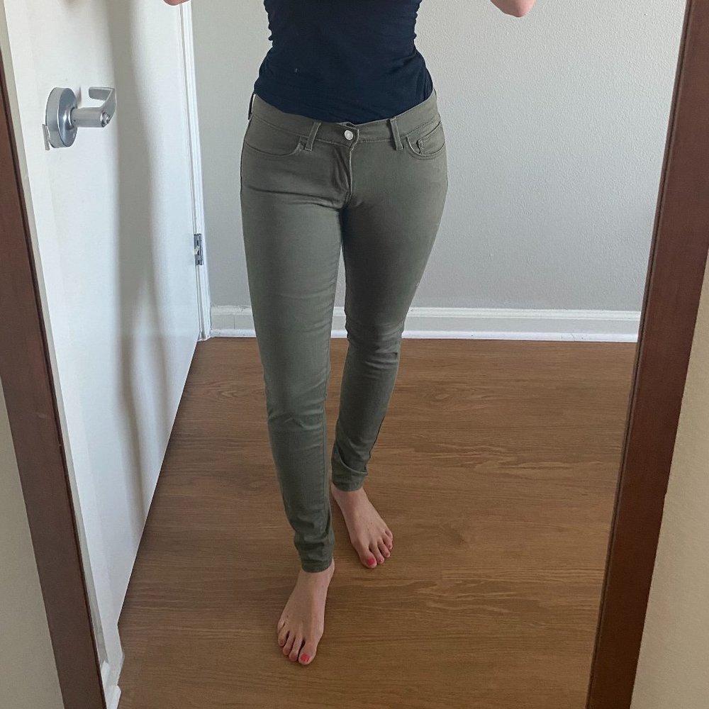 Like New! Levi's 710 Super Skinny Jeans - Size 27